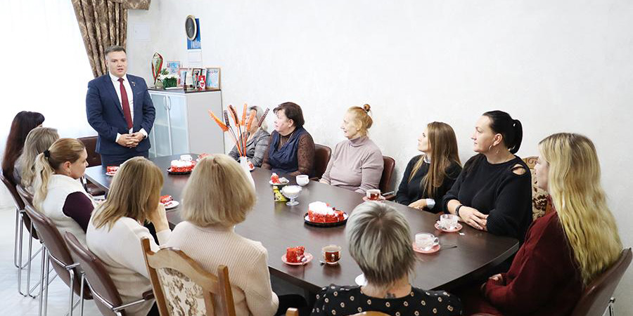 Прекрасная половина коллектива Чаусского завода ЖБИ принимала поздравления с Днём матери